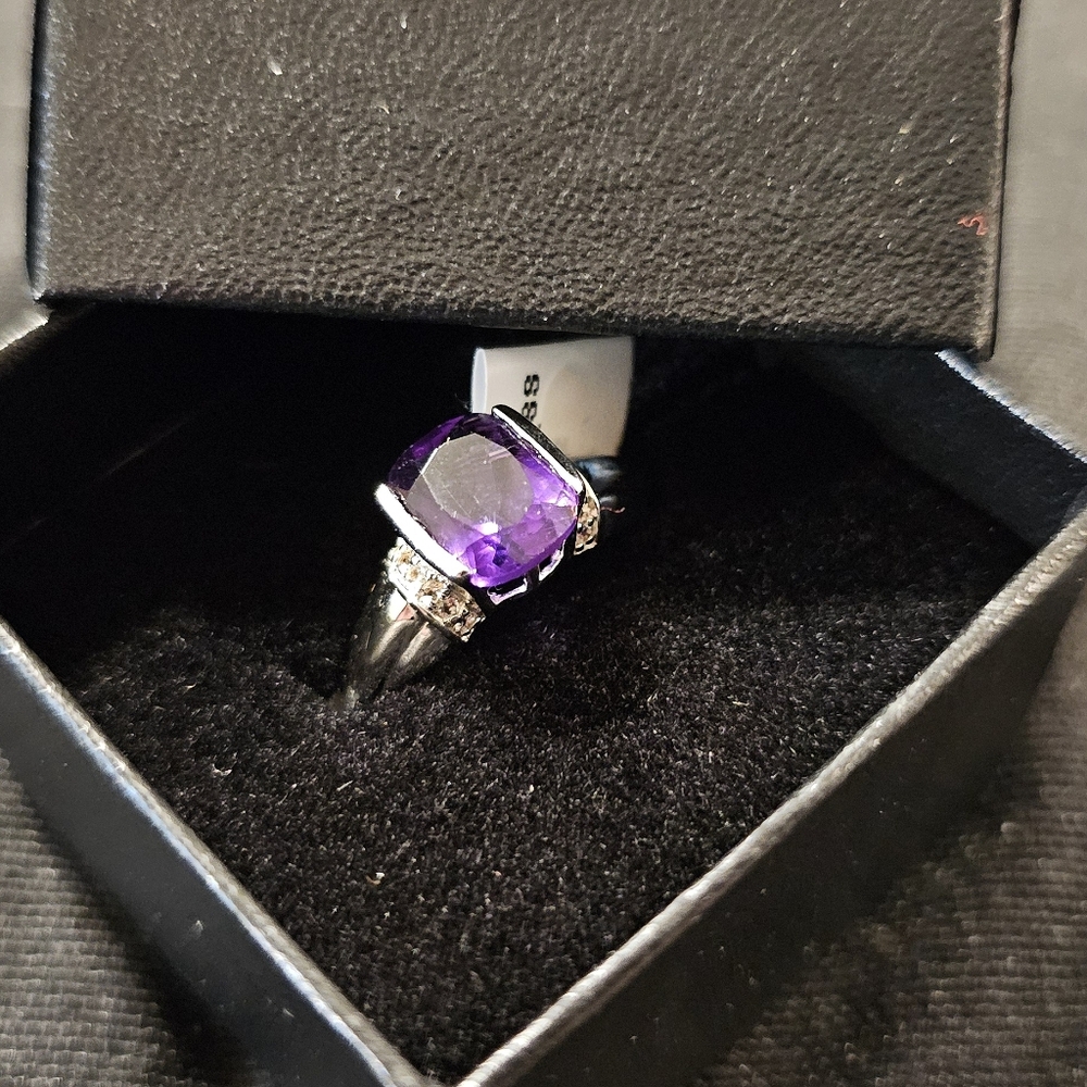 105 - Captivating Womens Sterling Silver 1.80 CTW Amethyst Size 7 Designer Ring